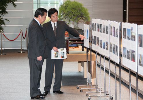 Photograph of the Prime Minister visiting the exhibition of 