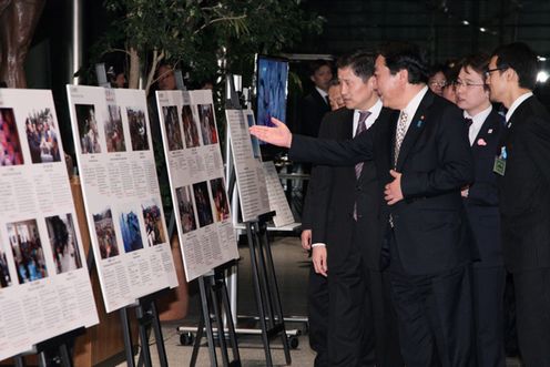 Photograph of Prime Minister Noda describing the exhibition of the photographs taken in the disaster-stricken areas to Prime Minister of Mongolia Sukhbaatar Batbold