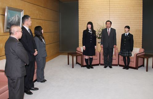 Photograph of the Prime Minister receiving a courtesy call from winners of the High School Speech Contest on the Northern Territories 1