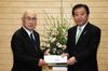 Photograph of the Prime Minister receiving a letter of request from Mayor Katsuya Endo of Tomioka Town, Fukushima Prefecture