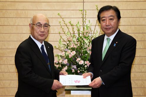 Photograph of the Prime Minister receiving a letter of request from Mayor Katsuya Endo of Tomioka Town, Fukushima Prefecture