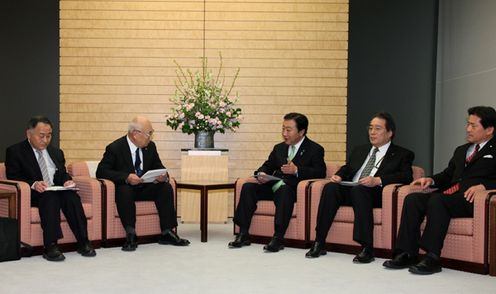 Photograph of the Prime Minister hearing a request from Mayor Katsuya Endo of Tomioka Town, Fukushima Prefecture 1