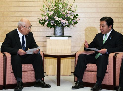 Photograph of the Prime Minister hearing a request from Mayor Katsuya Endo of Tomioka Town, Fukushima Prefecture 2