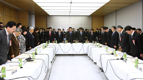 Photograph of the Prime Minister offering a silent prayer at the meeting of the Reconstruction Promotion Committee 2