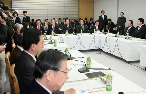 Photograph of the Prime Minister delivering an address at the meeting of the Reconstruction Promotion Committee 1