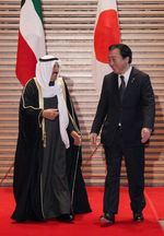 Photograph of Prime Minister Noda welcoming Amir Sheikh Sabah Al-Ahmad Al-Jaber Al-Sabah