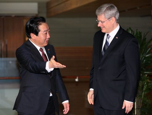 Photograph of Prime Minister Noda welcoming Prime Minister Stephen Harper of Canada before the summit meeting