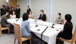 Photograph of the Prime Minister holding a meeting for an exchange of views on children and child-rearing with female reporters 1