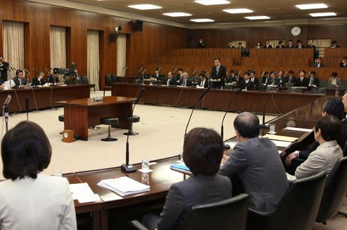 Photograph of the Prime Minister answering questions at the meeting of the Committee on General Affairs of the House of Councillors 2