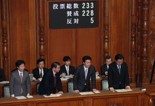 Photograph of the Prime Minister bowing after the passage of the provisional FY2012 budget at the plenary session of the House of Councillors