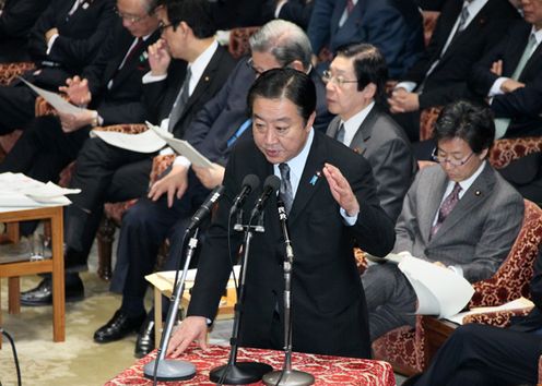 Photograph of the Prime Minister answering questions at the meeting of the Budget Committee of the House of Representatives