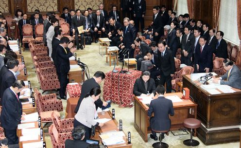 Photograph of the Prime Minister bowing after the approval of the provisional FY2012 budget at the meeting of the Budget Committee of the House of Representatives