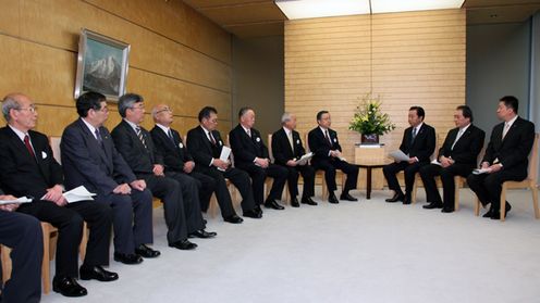 Photograph of the Prime Minister hearing a request from the town and village assemblies in Futaba County, Fukushima Prefecture 2