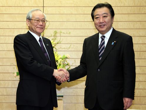 Photograph of the Prime Minister receiving a courtesy call from the New President of the Japan Medical Association, Dr. Yoshitake Yokokura 1