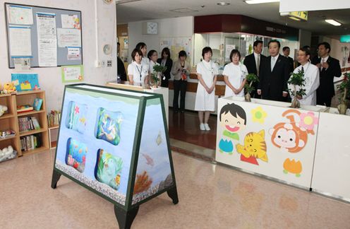 Photograph of the Prime Minister observing a play room in the pediatrics ward of the hospital