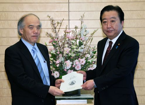 Photograph of the Prime Minister receiving a proposal from the President of the Science Council of Japan, Dr. Takashi Onishi