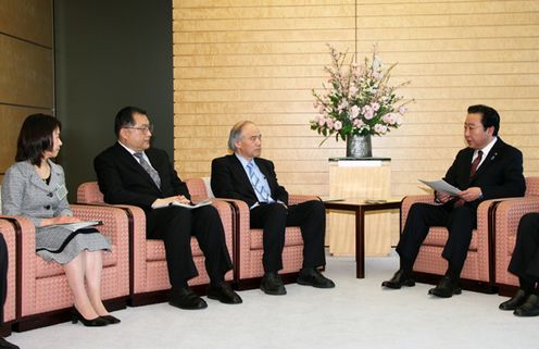 Photograph of the Prime Minister holding talks with the President of the Science Council of Japan, Dr. Takashi Onishi, and others