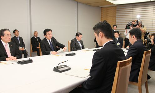 Photograph of the Prime Minister delivering an address at the Meeting among Four Ministers on the Issue of Nuclear Power Stations 2