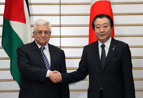 Photograph of the Prime Minister shaking hands with President Abbas of the Palestinian Authority