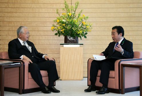 Photograph of the Prime Minister receiving a courtesy call from the Co-Chairman of the BRT, Mr. Hiromasa Yonekura