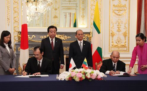 Photograph of the Prime Minister attending the signing ceremony of the exchange of notes (E/N) between Japan and Myanmar