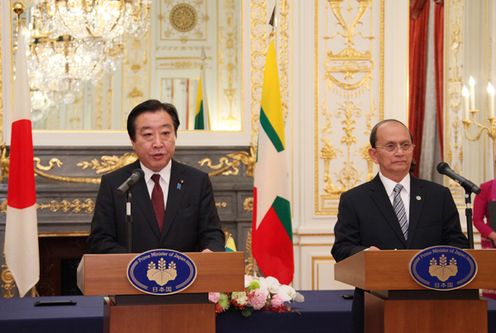 Photograph of the Prime Minister making a joint press statement (Japan-Myanmar)