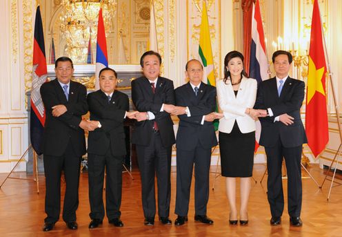 Photograph of the leaders attending a commemorative photograph session