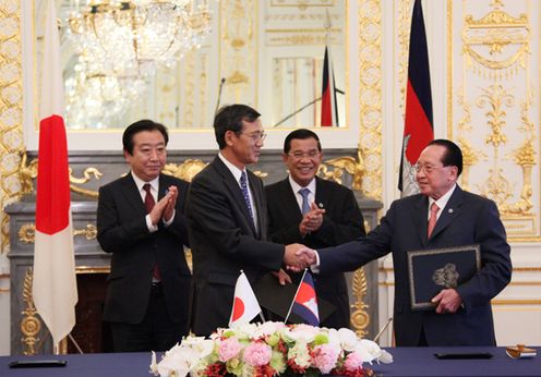 Photograph of the Prime Minister attending the signing ceremony of the exchange of notes (E/N) between Japan and Cambodia