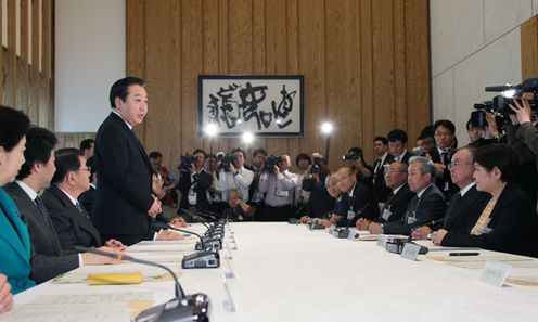 Photograph of the Prime Minister delivering an address at the Government-RENGO Summit Meeting 2