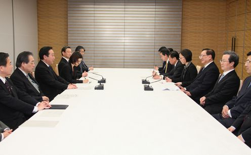 Photograph of the Prime Minister receiving a courtesy call from the President of the China-Japan Friendship Association Tang Jiaxuan 2