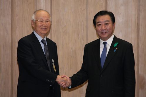 Photograph of the Prime Minister shaking hands with the Honorable Chairman of the Korea-Japan Cooperation Committee, Mr. Nam Duck-woo