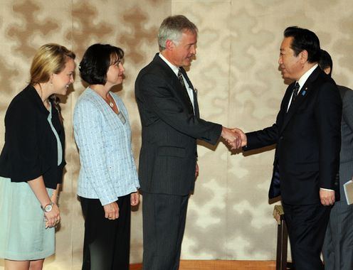 Photograph of the Prime Minister shaking hands with the family of Ms. Taylor Anderson