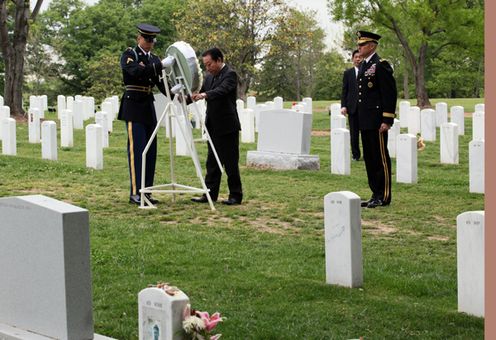 Photograph of the Prime Minister offering a flower at Section 60, the Arlington National Cemetery