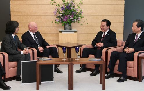 Photograph of the Prime Minister receiving a courtesy call from the Chairman of the Kavli Foundation, Mr. Fred Kavli, and the Director of the IPMU, Dr. Hitoshi Murayama
