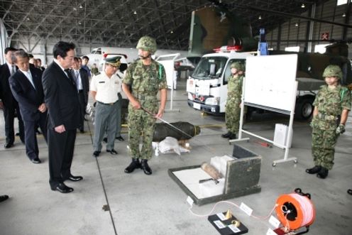 Photograph of the Prime Minister observing the units of the Self-Defense Forces