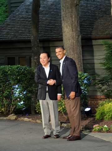 Photograph of Prime Minister Noda being welcomed by the President of the United States, Mr. Barack Obama, at the welcome reception