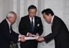 Photograph of the Prime Minister receiving a letter of request from the Governor of Fukushima Prefecture and the mayors of eight towns and villages in Futaba County, Fukushima Prefecture 2