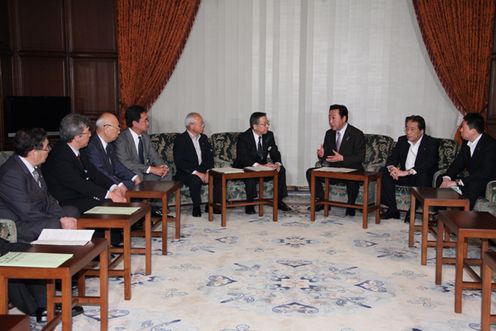 Photograph of the Prime Minister receiving a request from the Governor of Fukushima Prefecture and the mayors of eight towns and villages in Futaba County, Fukushima Prefecture
