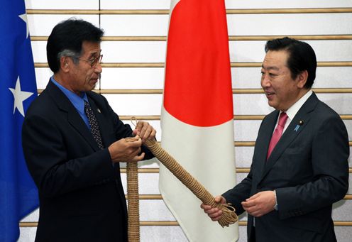 Photograph of Prime Minister Noda being presented with a rope (representing <i>kizuna</i> [a bond]) from President Mori
