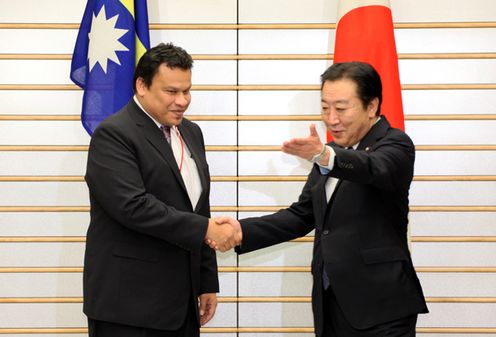 Photograph of Prime Minister Noda shaking hands with the President of the Republic of Nauru, Mr. Sprent Arumogo Dabwido