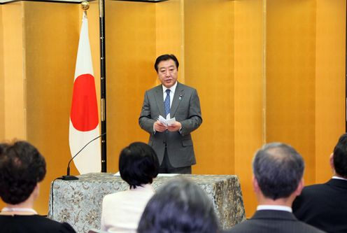 Photograph of the Prime Minister delivering a congratulatory address at the ceremony to present the Prime Minister’s commendations for contributors to consumer support 1