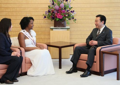 Photograph of the Prime Minister receiving a courtesy call from the United States Cherry Blossom Queen 2