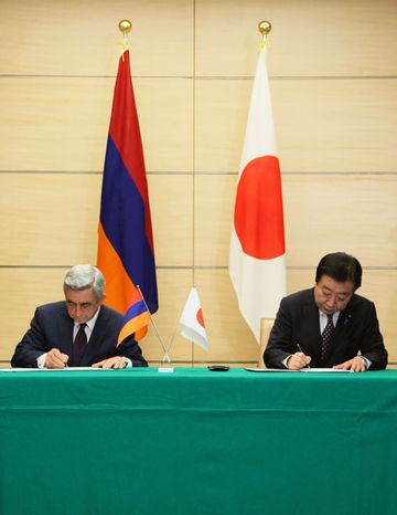 Photograph of the leaders at the signing ceremony for the joint statement