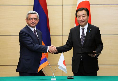 Photograph of the leaders shaking hands after the signing ceremony for the joint statement