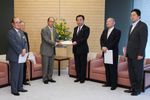 Photograph of the Economists for Peace and Security Japan handing a proposal to the Prime Minister 1
