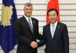 Photograph of Prime Minister Noda shaking hands with the Prime Minister of the Republic of Kosovo, Mr. Hashim Thaci