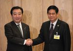 Photograph of Prime Minister Noda shaking hands with the General Secretary of the USDP of Myanmar, Mr. Htay Oo