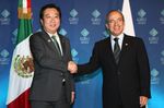 Photograph of Prime Minister Noda shaking hands with the President of Mexico, Mr. Felipe Calderon Hinojosa