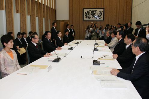 Photograph of the Prime Minister attending the meeting of the Ministerial Council on the Promotion of Economic Revival through Women's Active Participation 2