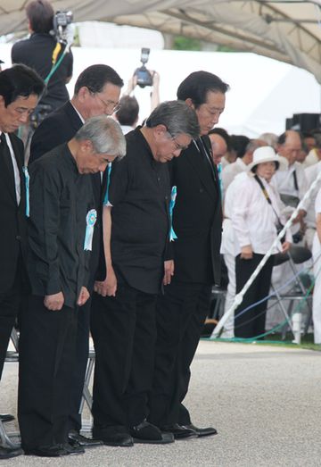 Photograph of the Prime Minister offering a silent prayer at the Memorial Ceremony to Commemorate the Fallen on the 67th Anniversary of the End of the Battle of Okinawa